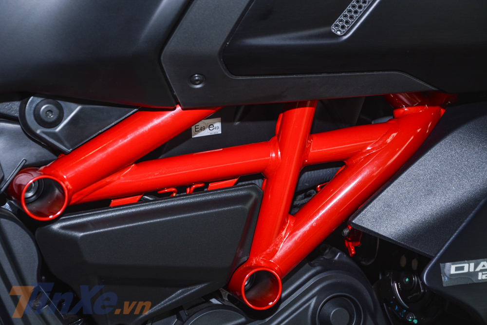 Còn ở trên phiên bản đặc biệt Ducati Diavel 1260S 2019, khung xe được sơn màu đỏ tạo nên điểm nhấn rất nổi bật bên cạnh bộ áo đen mờ