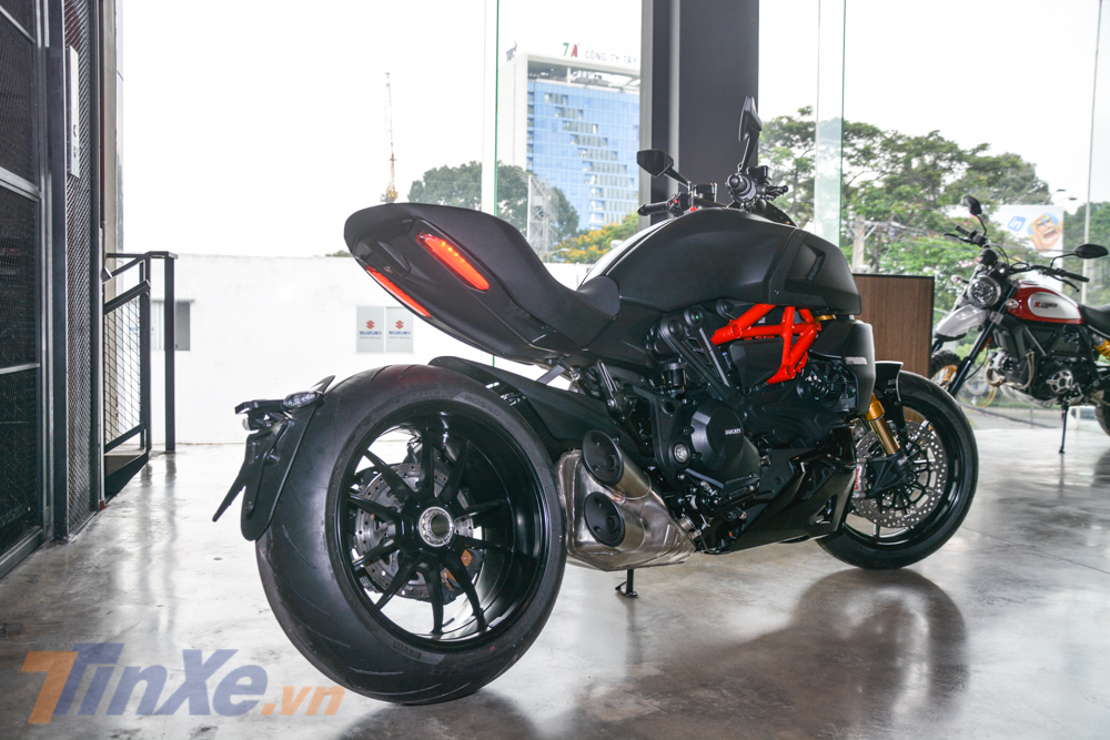 Còn trên Ducati Diavel 1260S 2019 là lớp sơn đen mờ huyền bí Thrilling Black lôi cuốn