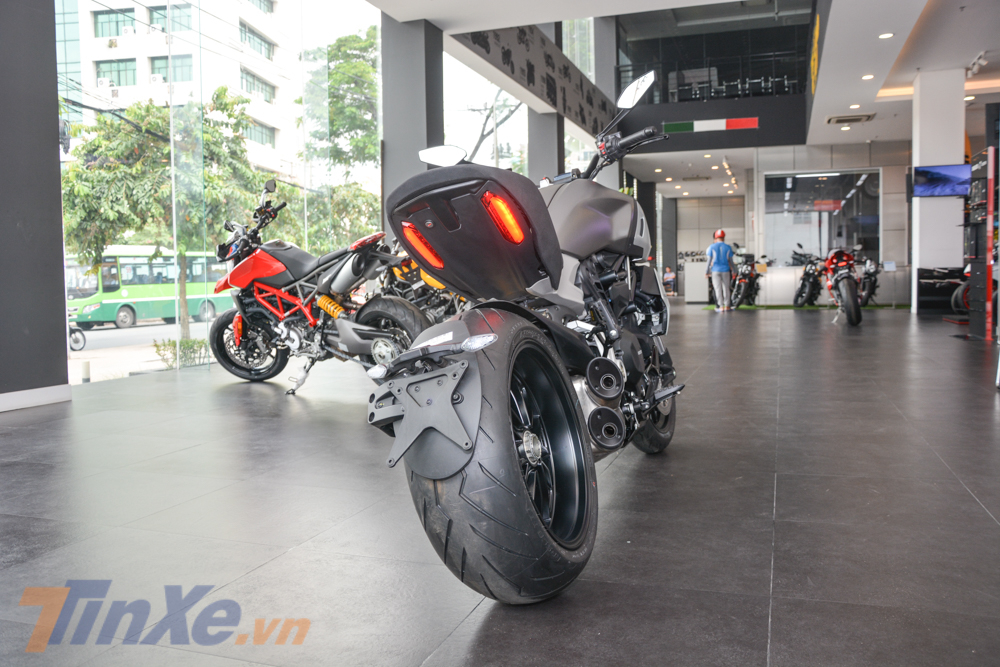 Mẫu xe cruiser cỡ lớn Ducati Diavel 1260 phiên bản tiêu chuẩn có giá chào bán 800 triệu đồng