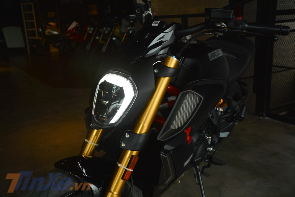 Còn ở trên Ducati Diavel 1260S 2019 là dạng hành trình ngược Upside Down có đường kính 48 mm của Ohlins được sơn màu vàng rất nổi bật