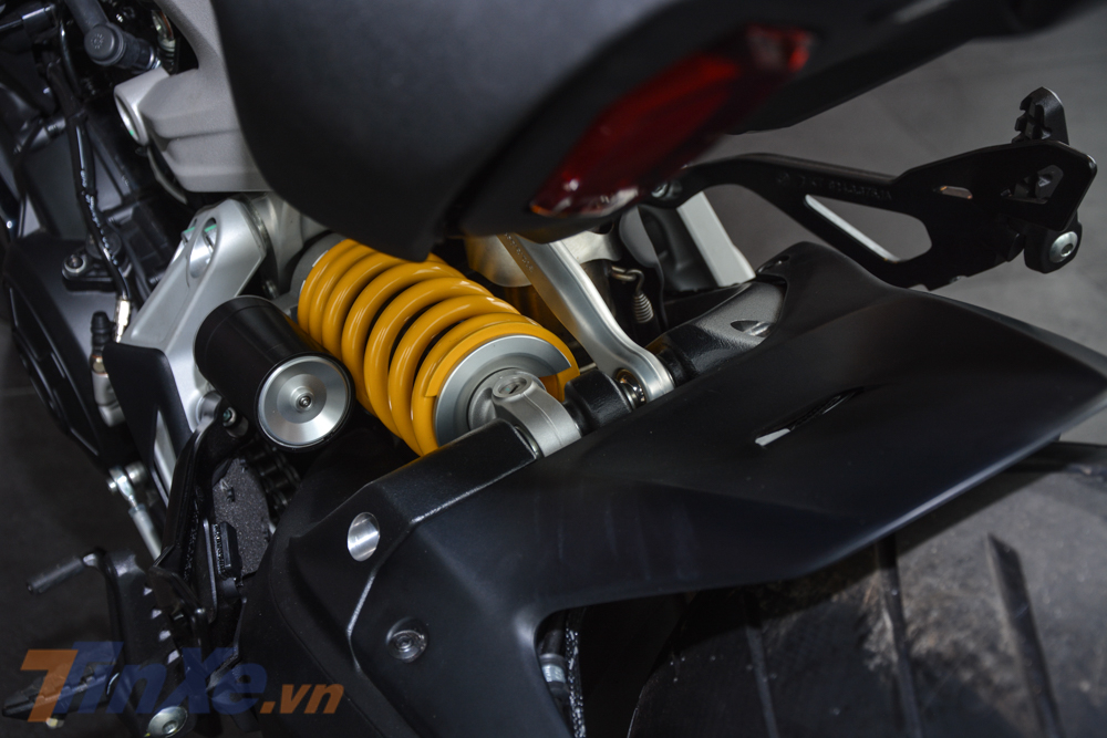 Giảm xóc monoshock phía sau có bình dầu rời trên mẫu xe cruiser cỡ lớn Ducati Diavel 1260 bản tiêu chuẩn