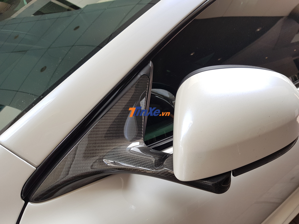 Chân vỏ gương của siêu xe Aston Martin DBS ở Thái Lan cũng bằng carbon