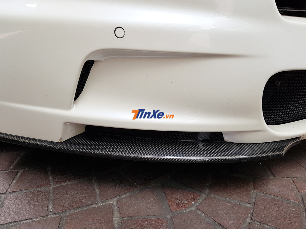 Đi kèm còn có nhiều chi tiết bằng carbon chẳng hạn như cánh lướt gió phía trước