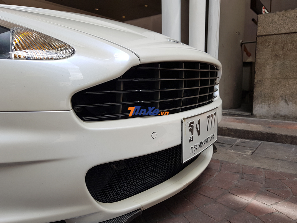 Kiểu lưới tản nhiệt này từng là đặc trưng của các dòng xe Aston Martin đời cũ như DB9, V8 Vantagae hay cả DB9 mui trần