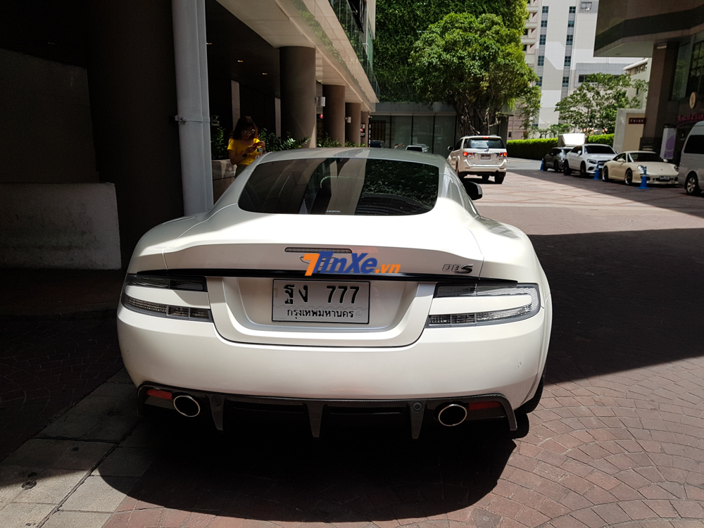 Chiếc siêu xe Aston Martin DBS này mang biển số tam hoa 7.