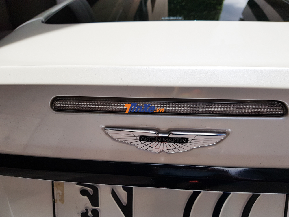 Phía trên logo hình cánh chim phía đuôi xe còn có đèn phanh LED