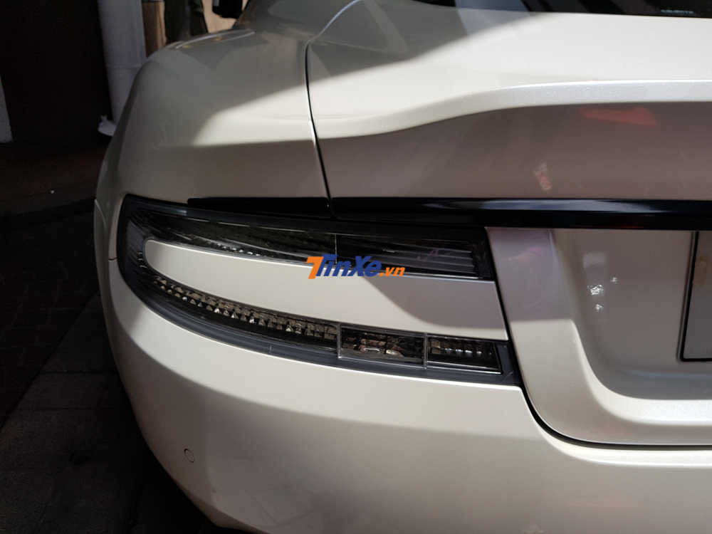 Và đây là đèn hậu có dạng hình nam châm