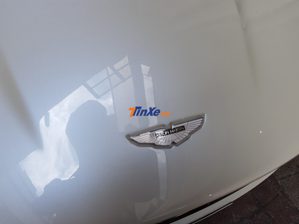 Chiếc siêu xe Aston Martin DBS ở Thái Lan mang màu trắng