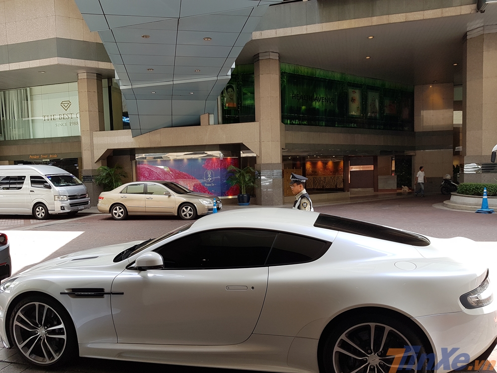 Chiếc siêu xe Aston Martin DBS còn có ấn tượng khác không kém đó chính là bộ vành 20 inch, thiết kế 5 chấu kép màu sáng được lắp lốp Pirelli