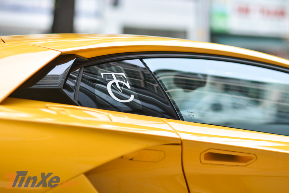 Một thú vị trên chiếc siêu xe Lamborghini Aventador S LP740-4 của doanh nhân quận 12 mới xuất hiện tại Sài thành chính là gần cửa kính của xe có logo CT