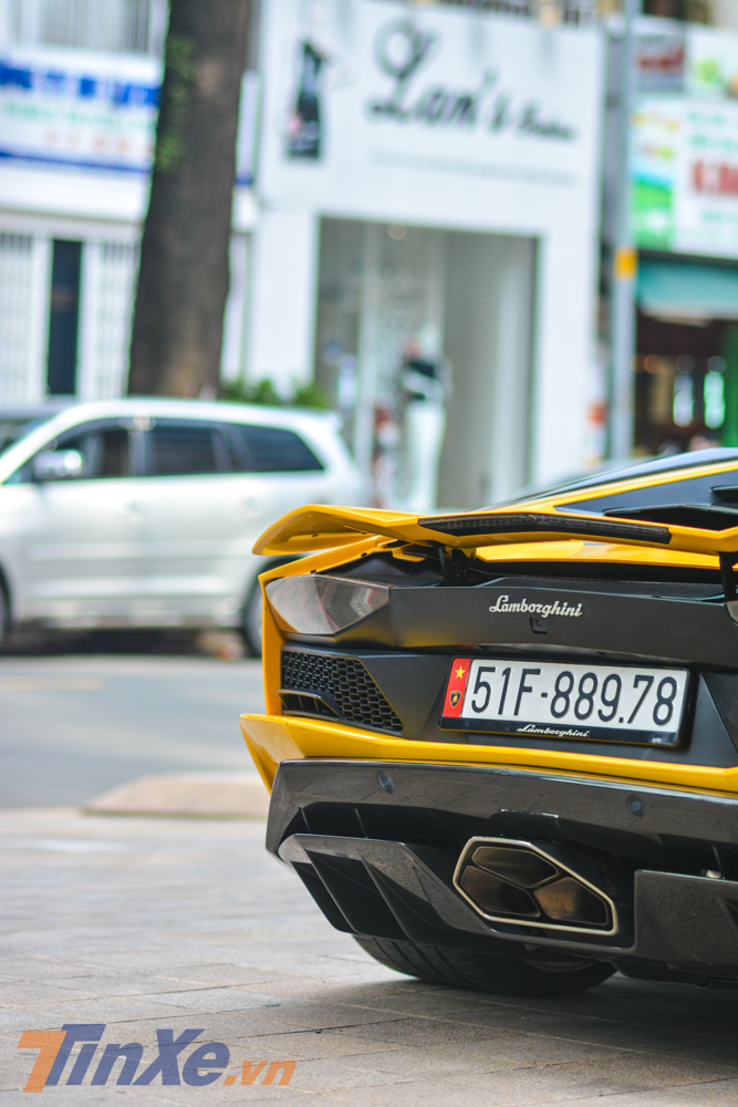 Cuối cùng là phần cản va sau và khuếch tán sau cũng bằng carbon mang đến trọng lượng nhẹ cho xe