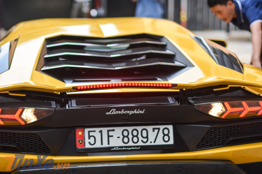 Và đây là đèn hậu hình chữ Y nằm ngang cũng như đèn phanh LED của siêu xe Lamborghini Aventador S LP740-4