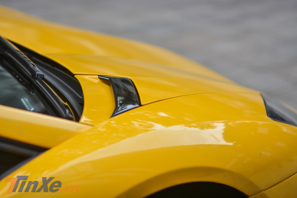 Ngoài ra ở ngoại thất chiếc siêu xe Lamborghini Aventador S LP740-4 độc nhất vô nhị tại Việt Nam còn có nhiều chi tiết carbon như hốc gió trên nắp khoang hành lý phía trước