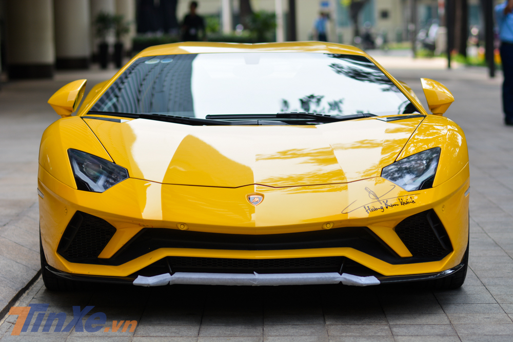 Lamborghini Aventador S LP740-4 này mới được chủ nhân vận chuyển ra Hà Nội để các kỹ thuật viên của đại lý Lamborghini Việt Nam thay thế một số chi tiết carbon bị hỏng