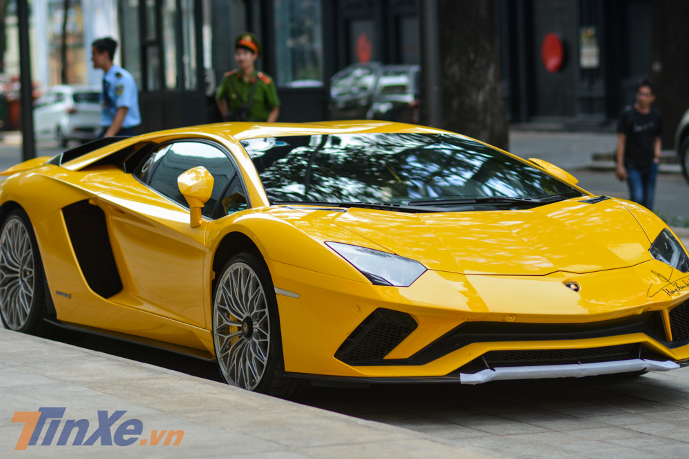 siêu xe Lamborghini Aventador S LP740-4 đã không may xảy ra tai nạn