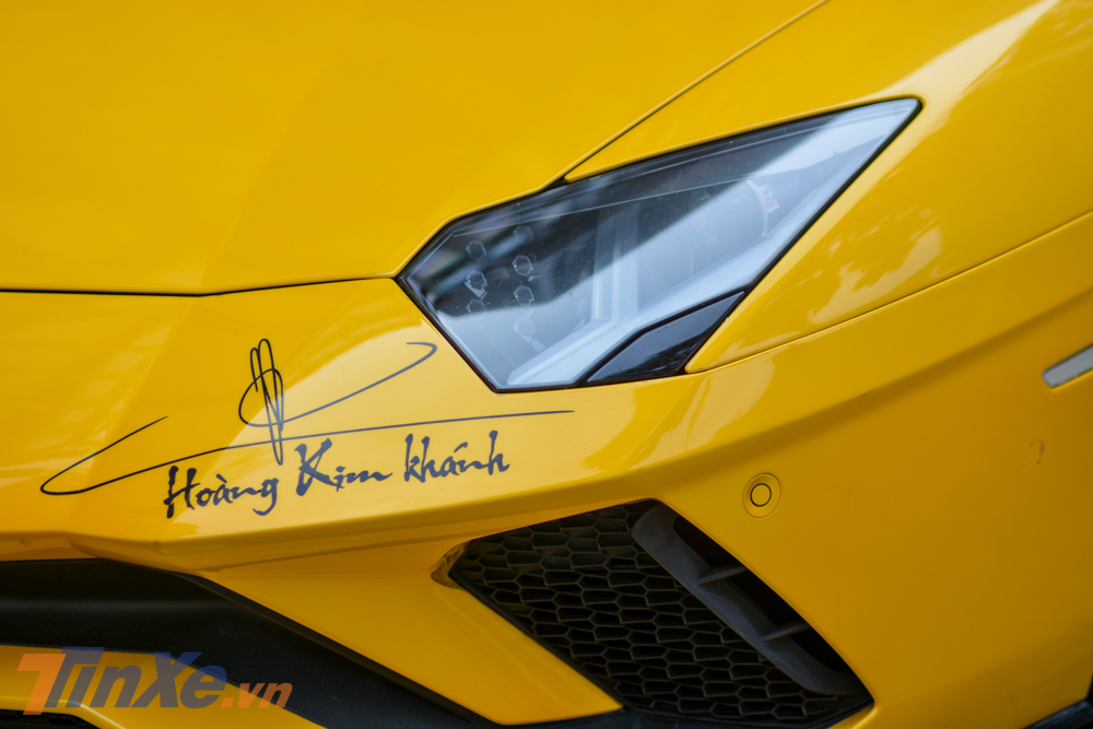 Ngoài ra là tên của chủ nhân chiếc siêu xe Lamborghini Aventador S LP740-4 cùng chữ ký xuất hiện gần đèn pha phía bên ghế lái và bên hông xe
