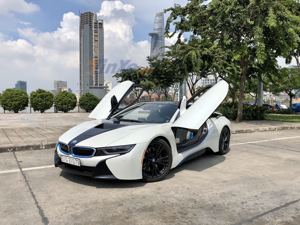 Chỉ với động cơ điện, chiếc xe thể thao BMW i8 có thể hoàn thành quãng đường dài 35 km và đạt vận tốc tối đa 120km/h