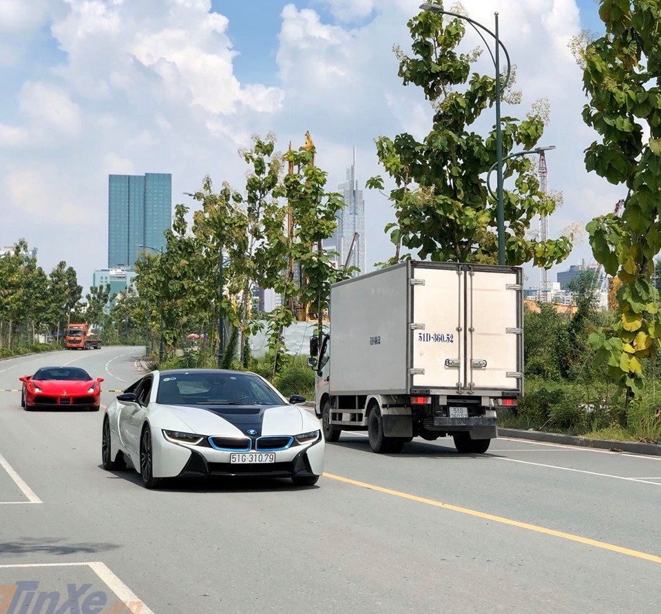 cặp đôi siêu xe BMW i8 và Ferrari 488 GTB màu đỏ tại quận 2