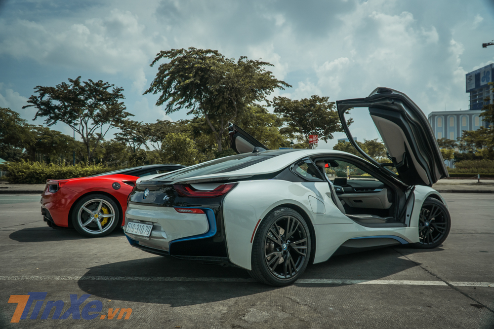 BMW i8 màu trắng thả dáng cùng với siêu xe Ferrari 488 GTB màu đỏ