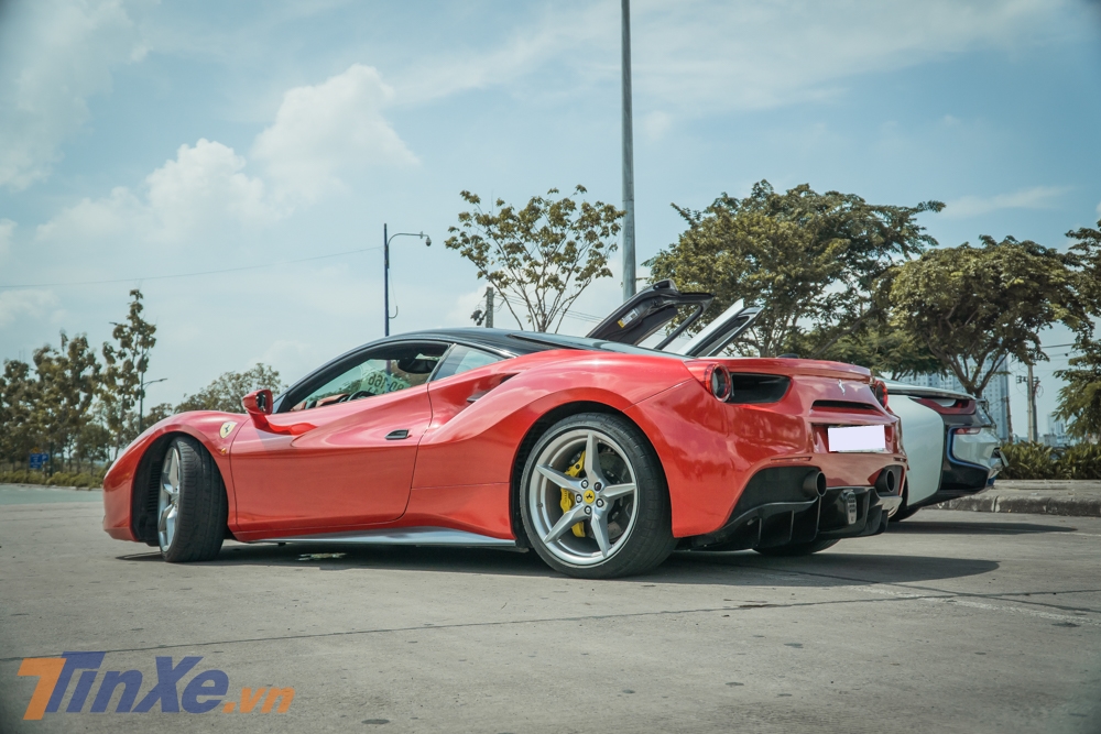 Bên cạnh ngoại thất màu đỏ mới được thay áo bằng đề-can, chiếc siêu xe Ferrari 488 GTB này còn có nhiều chi tiết carbon ở ngoại hình như cản va trước, nẹp sườn bên hông, hốc gió hay khuếch tán sau.