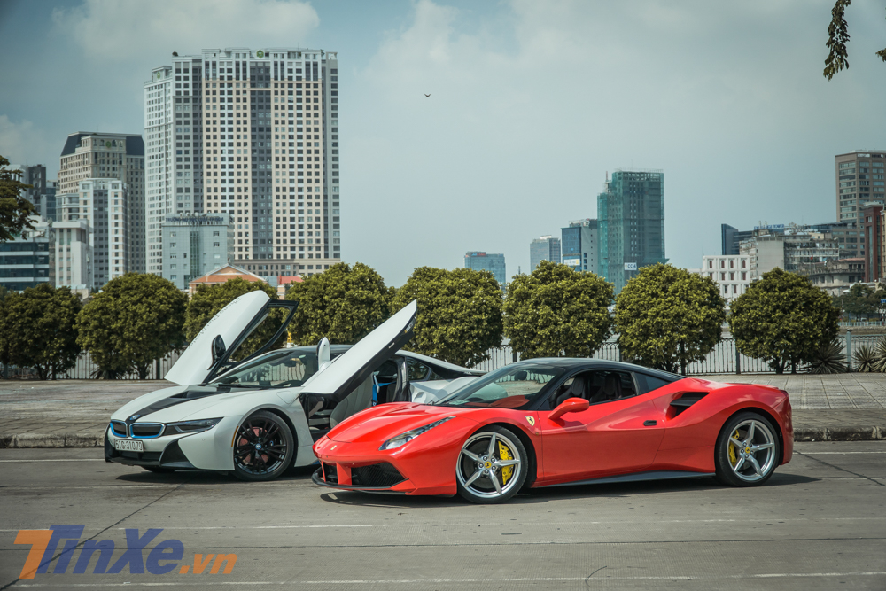 Sau khi di chuyển qua các con đường tại quận 2, Tp.HCM, cặp đôi siêu xe này dừng chân tại nóc hầm Thủ Thiêm để khoe dáng cùng nhau