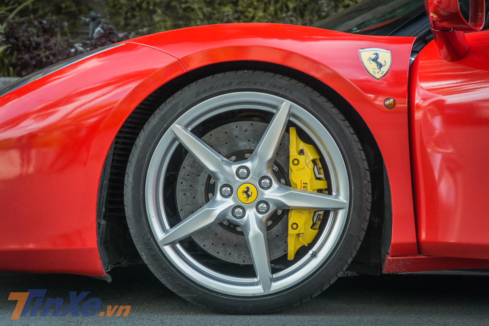 Chưa hết chiếc siêu xe Ferrari 488 GTB mới thay áo màu đỏ còn có bộ mâm 5 chấu đơn sơn màu bạc và kẹp phanh màu vàng