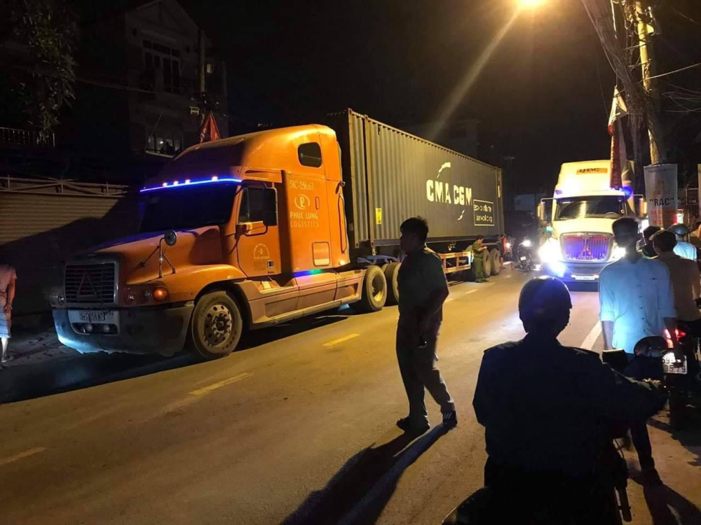 Lực lượng chức năng có mặt tại hiện trường vụ tai nạn Lực lượng chức năng có mặt tại hiện trường vụ tai nạn