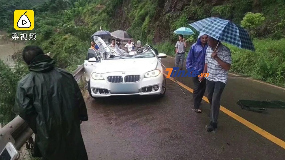 Chiếc xe BMW bị bẹp dúm phần nóc sau vụ tai nạn Chiếc xe BMW bị bẹp dúm phần nóc sau vụ tai nạn