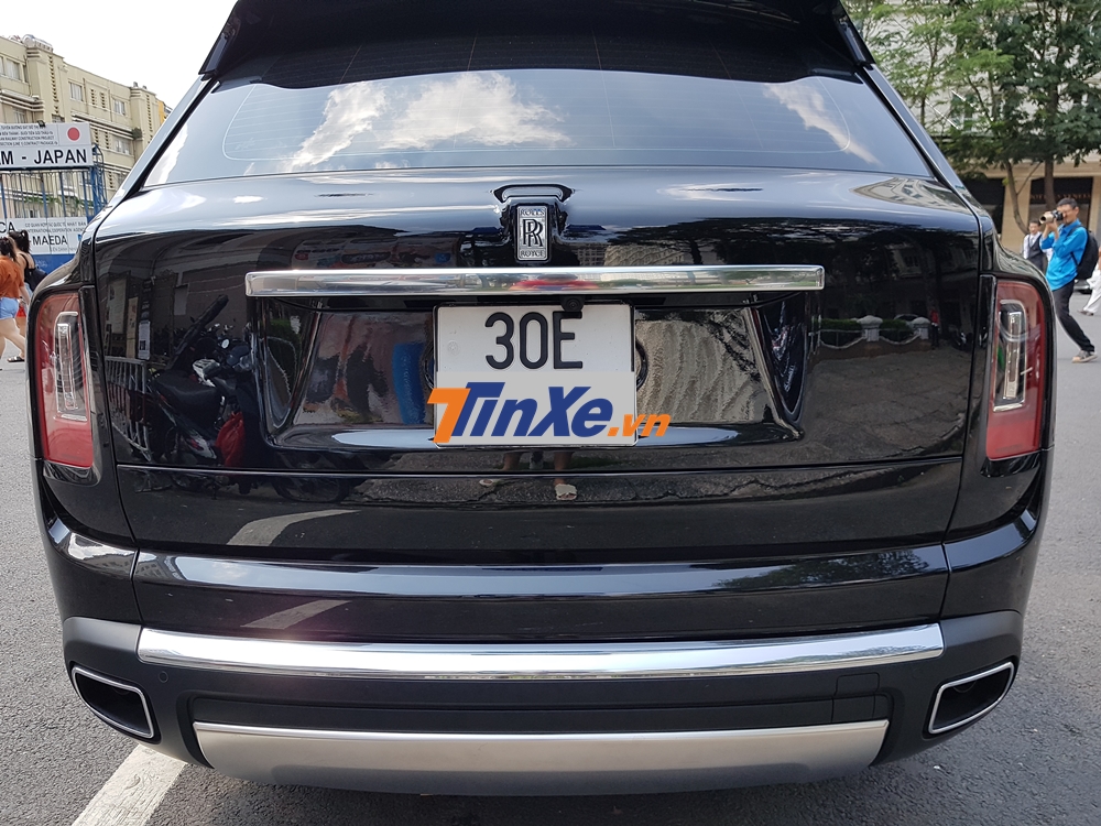 Hiện những chiếc SUV siêu sang Rolls-Royce Cullinan về Việt Nam đều được nhập khẩu không chính hãng và có giá bán ước tính không dưới 30 tỷ đồng Hiện những chiếc SUV siêu sang Rolls-Royce Cullinan về Việt Nam đều được nhập khẩu không chính hãng và có giá bán ước tính không dưới 30 tỷ đồng