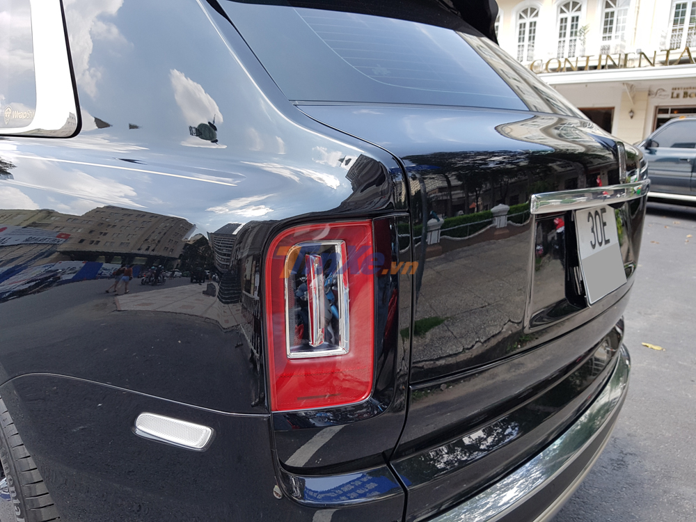 Còn đây là thiết kế đèn hậu của xe Rolls-Royce Cullinan Còn đây là thiết kế đèn hậu của xe Rolls-Royce Cullinan