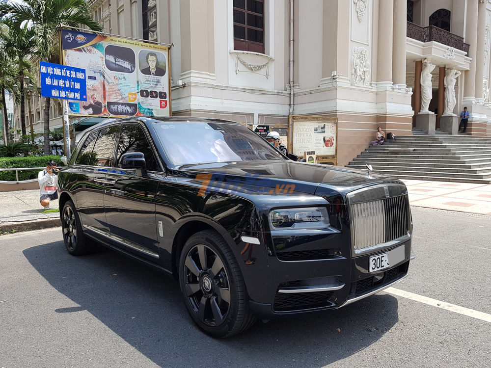 Rolls-Royce Cullinan tại gần Nhà hát Thành phố Hồ Chí Minh