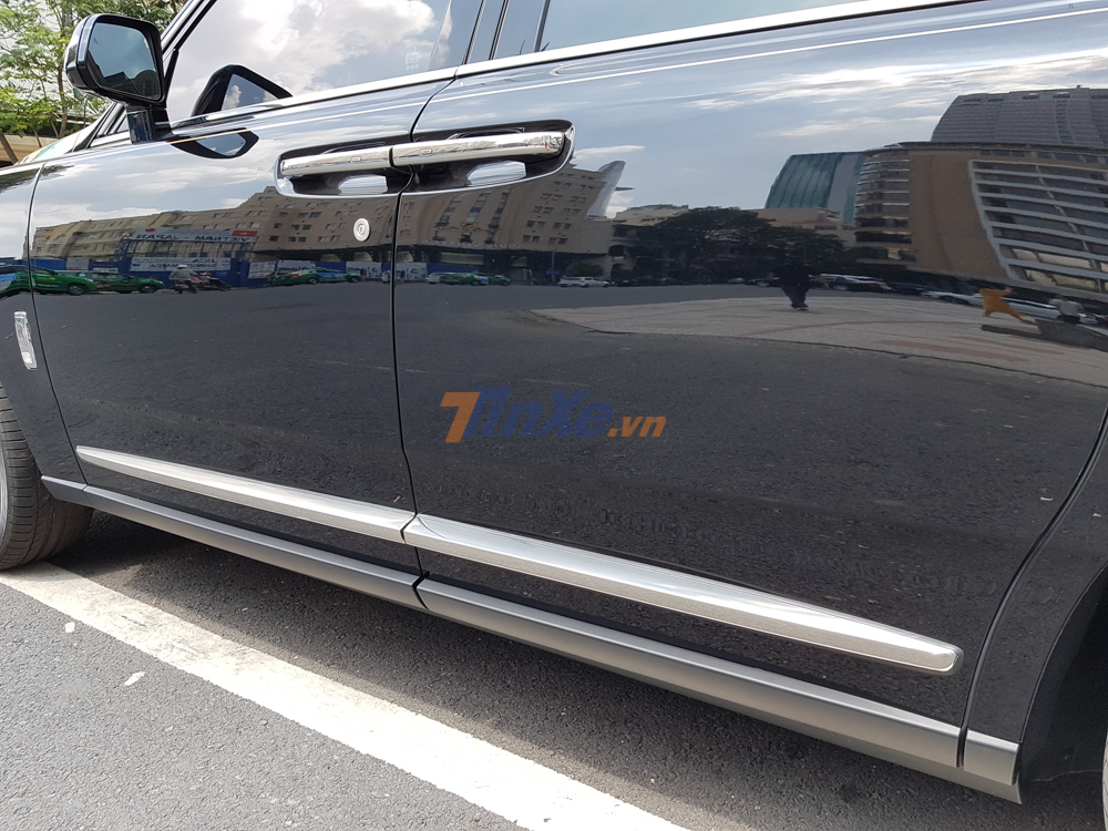 Điểm nhấn ở ngoại thất đen bóng của chiếc SUV siêu sang Rolls-Royce Cullinan này còn có nhiều chi tiết được mạ crôm bóng loáng Điểm nhấn ở ngoại thất đen bóng của chiếc SUV siêu sang Rolls-Royce Cullinan này còn có nhiều chi tiết được mạ crôm bóng loáng