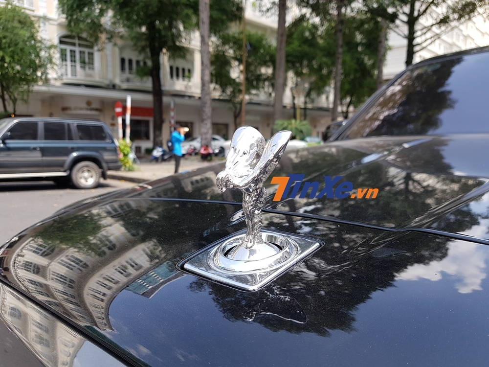 Logo Spirit of Ecstasy là vật trang điểm trên mũi các xe Rolls-Royce suốt từ năm 1911, và ngay đến mẫu SUV siêu sang Rolls-Royce Cullinan cũng không ngoại lệ Logo Spirit of Ecstasy là vật trang điểm trên mũi các xe Rolls-Royce suốt từ năm 1911, và ngay đến mẫu SUV siêu sang Rolls-Royce Cullinan cũng không ngoại lệ