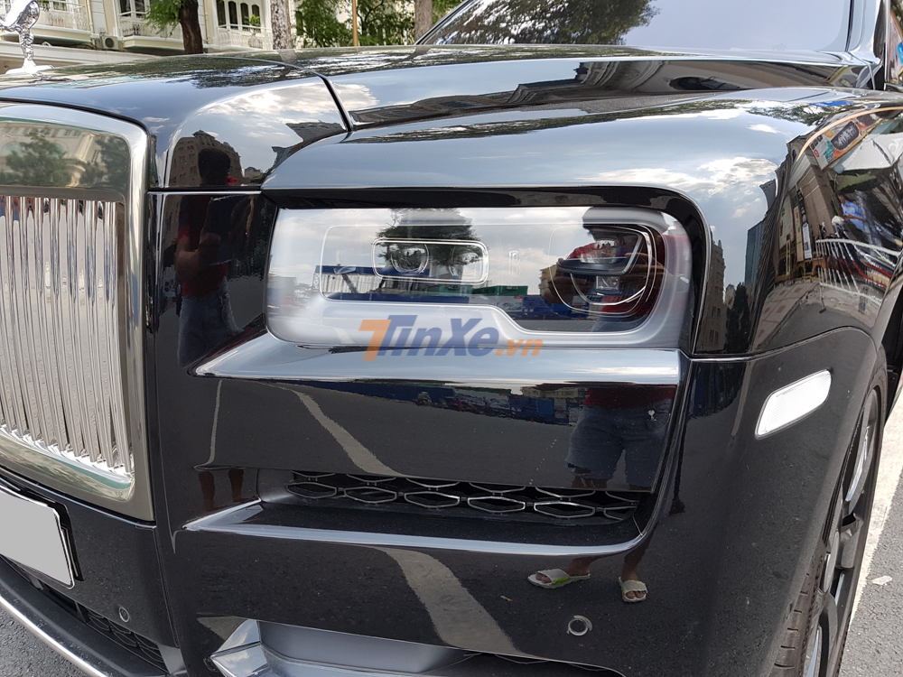 Cận cảnh đèn pha của Rolls-Royce Cullinan Cận cảnh đèn pha của Rolls-Royce Cullinan