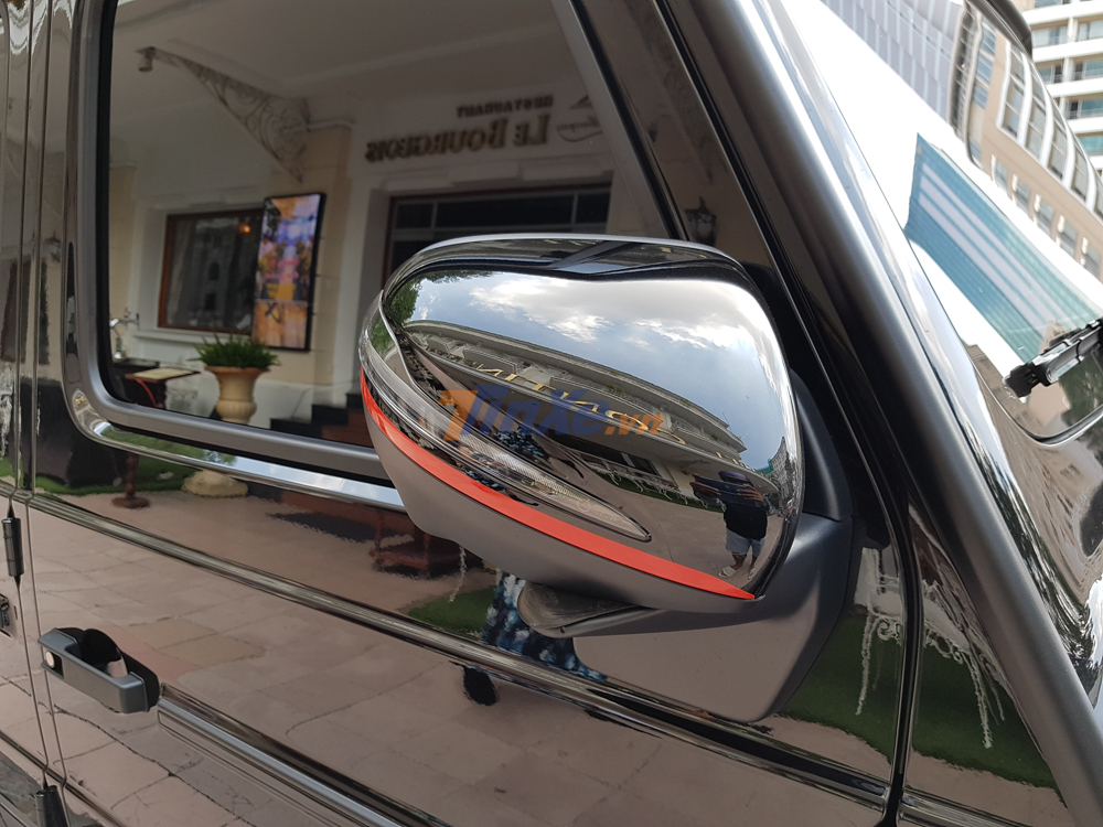 Sự khác biệt của Mercedes-AMG G63 Edition 1 so với bản tiêu chuẩn Mercedes-AMG G63 đang phân phối chính hãng tại Việt Nam bao gồm vỏ gương sơn màu đen bóng kết hợp cùng chỉ màu đỏ