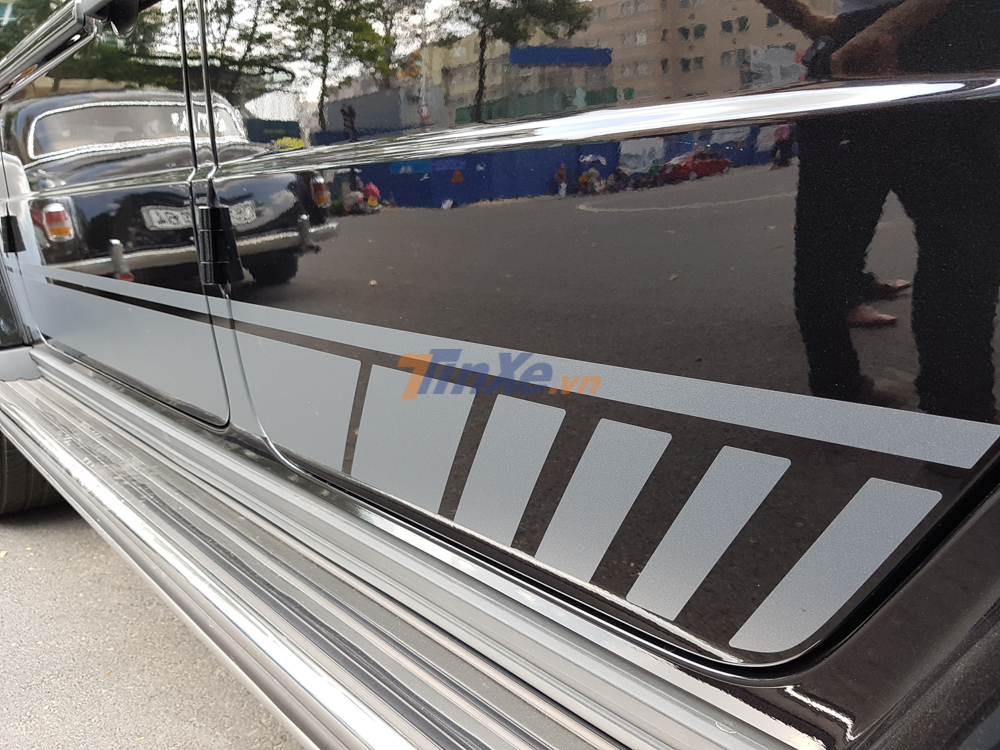 Điểm nhấn cuối cùng ở ngoại thất của ông vua địa hình Mercedes-AMG G63 Edition 1 so với bản tiêu chuẩn Mercedes-AMG G63 còn có đề-can màu bạc chất AMG bên hông xe