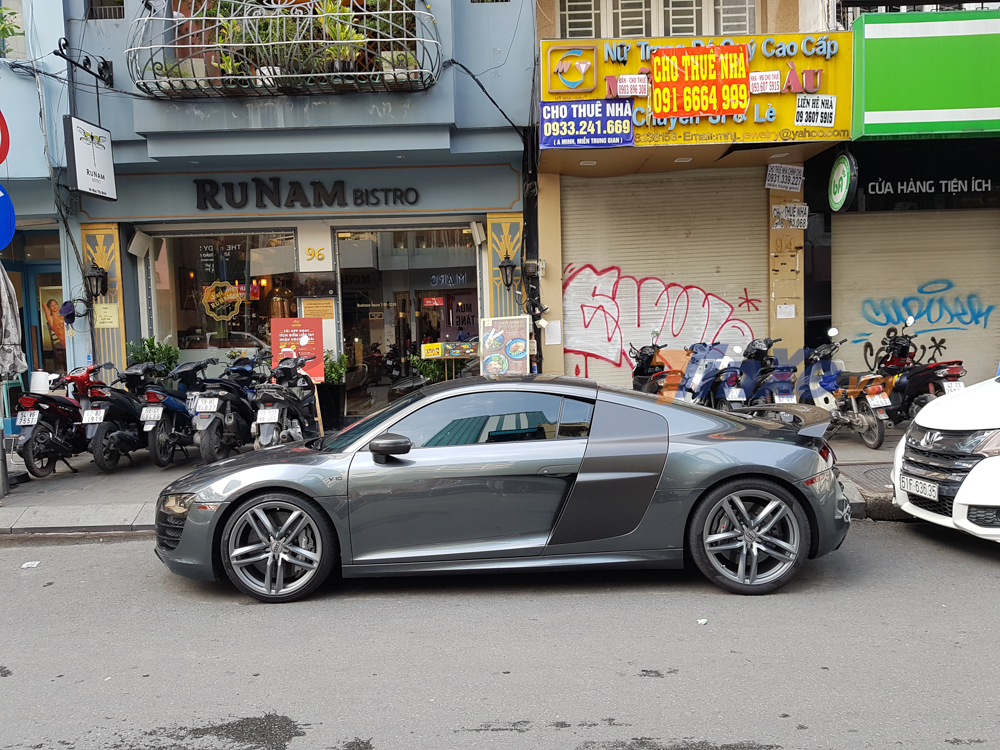 Chỉ cần đi ngang sẽ thấy hông xe của chiếc siêu xe Audi R8 V10 Coupe có thêm nhiều chi tiết carbon mang đến dáng vẻ hiếu chiến hơn cho mẫu xe này