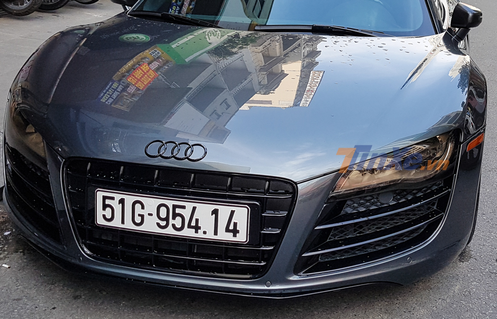 Cận cảnh phần mặt tiền của siêu xe Audi R8 V10 sở hữu số sàn độc nhất Việt Nam mới được chủ nhân độ body kit carbon