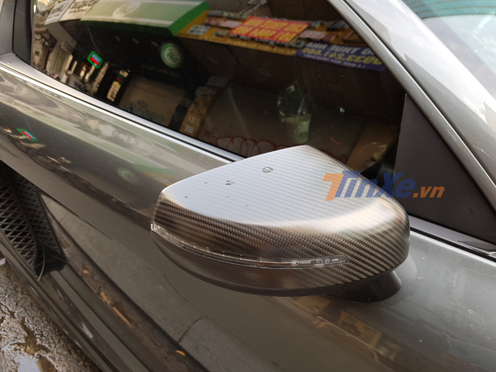 Phần vỏ gương của chiếc siêu xe Audi R8 V10 Coupe độc nhất vô nhị tại Việt Nam này đã được bọc lại carbon mờ cá tính