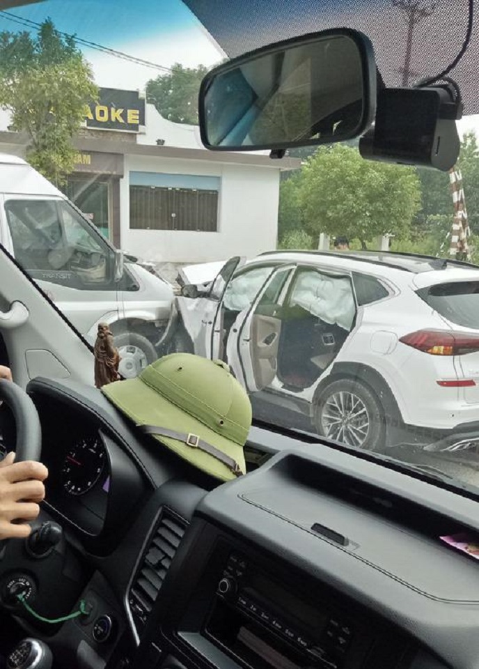 Túi khí bên trong chiếc Hyundai Tucson bung ra phủ kín nội thất Túi khí bên trong chiếc Hyundai Tucson bung ra phủ kín nội thất