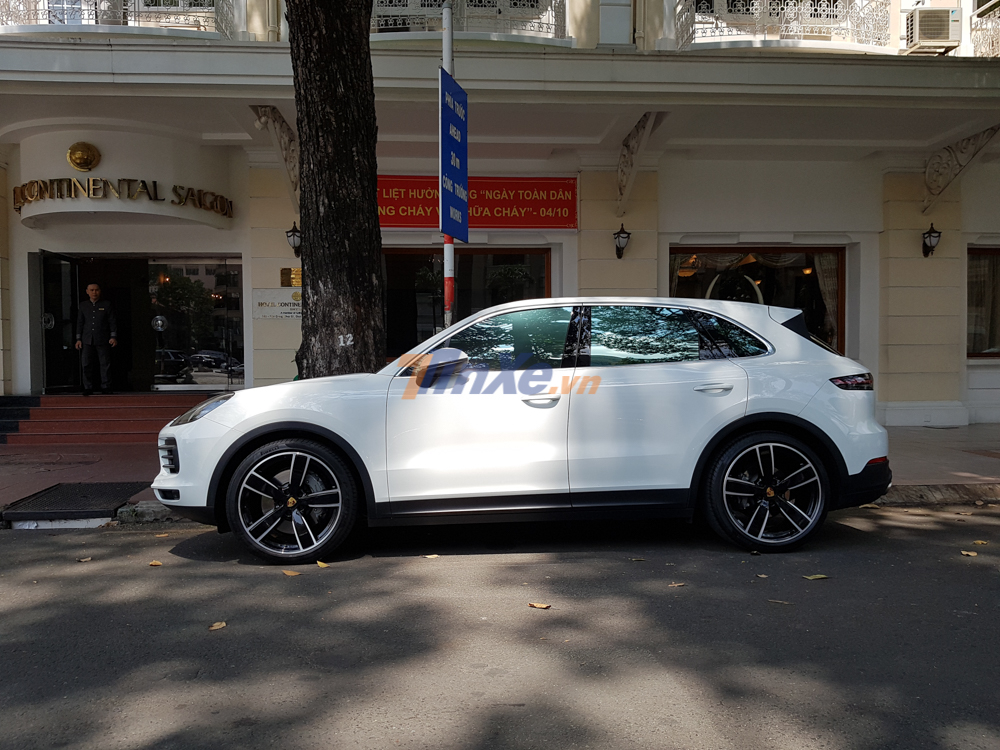 Trong garage của Cường Trong garage của Cường Đô-la hiện nay, ngoài chiếc Porsche Cayenne S thế hệ mới này, doanh nhân phố núi còn sở hữu một chiếc Porsche khác đó chính là dòng xe sedan hạng sang Panamera