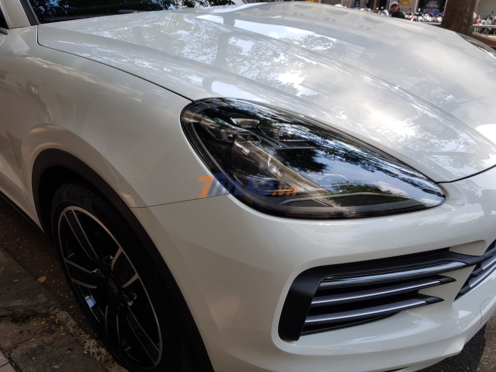 SUV hạng sang Porsche Cayenne S thế hệ mới của Cường SUV hạng sang Porsche Cayenne S thế hệ mới của Cường Đô-la có đèn pha Full LED, hốc gió trước thiết kế lại và có tích hợp thêm đèn xi-nhan dạng LED