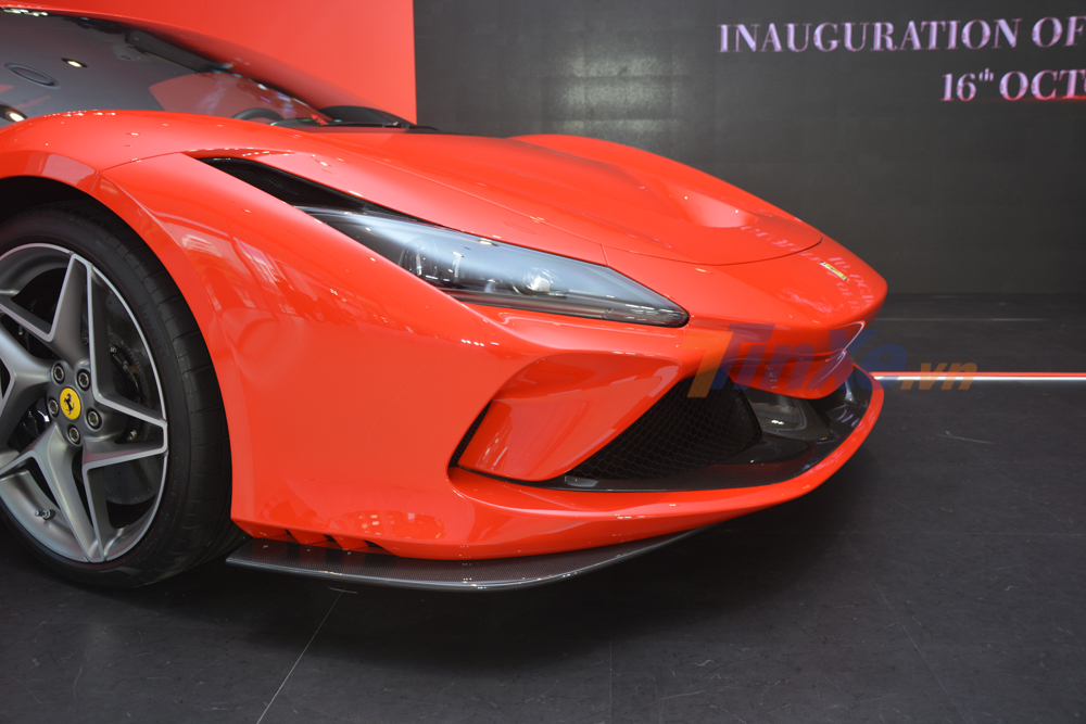 Đầu tiên chính là hốc gió S-Duct lấy cảm hứng từ xe Công thức 1 giống như Ferrari 488 Pista sở hữu