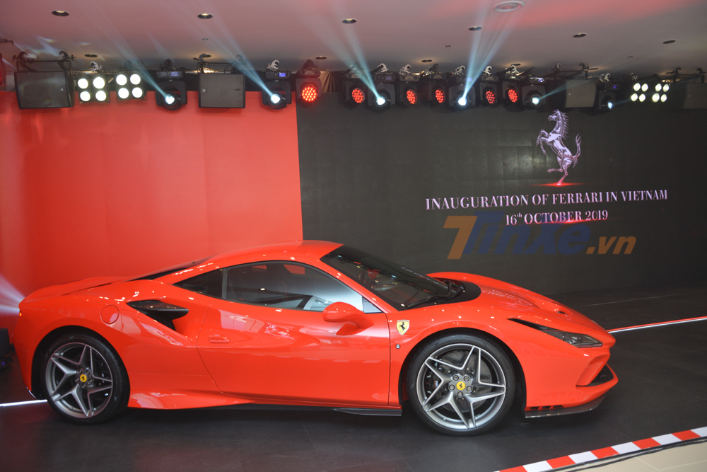 Vẻ đẹp của siêu xe Ferrari F8 Tributo được đồn đoán sẽ về tay Cường Đô-la vào năm sau