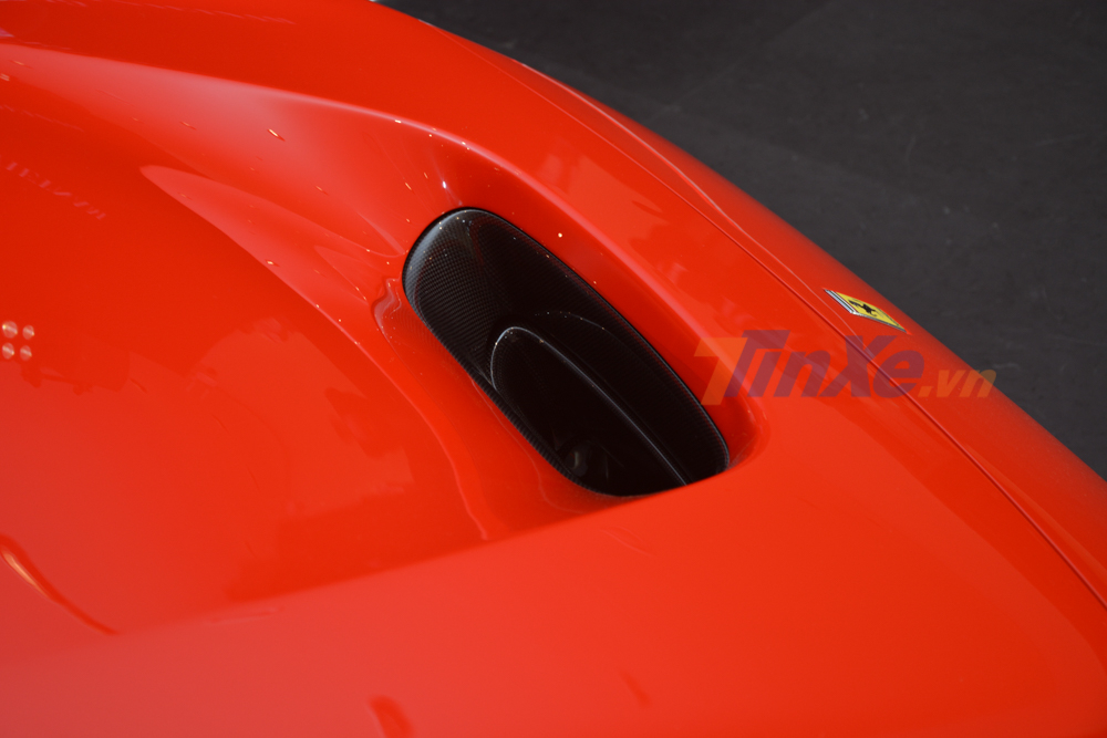 Hốc gió trên nắp capô của Ferrari F8 Tributo
