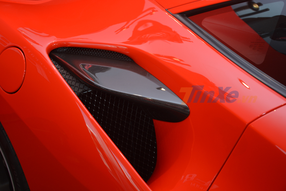 Ngoài màu sơn đỏ, chiếc siêu xe Ferrari F8 Tributo đầu tiên về Việt Nam còn có nhiều chi tiết bằng carbon để tạo điểm nhấn cũng như giúp xe giảm trọng lượng