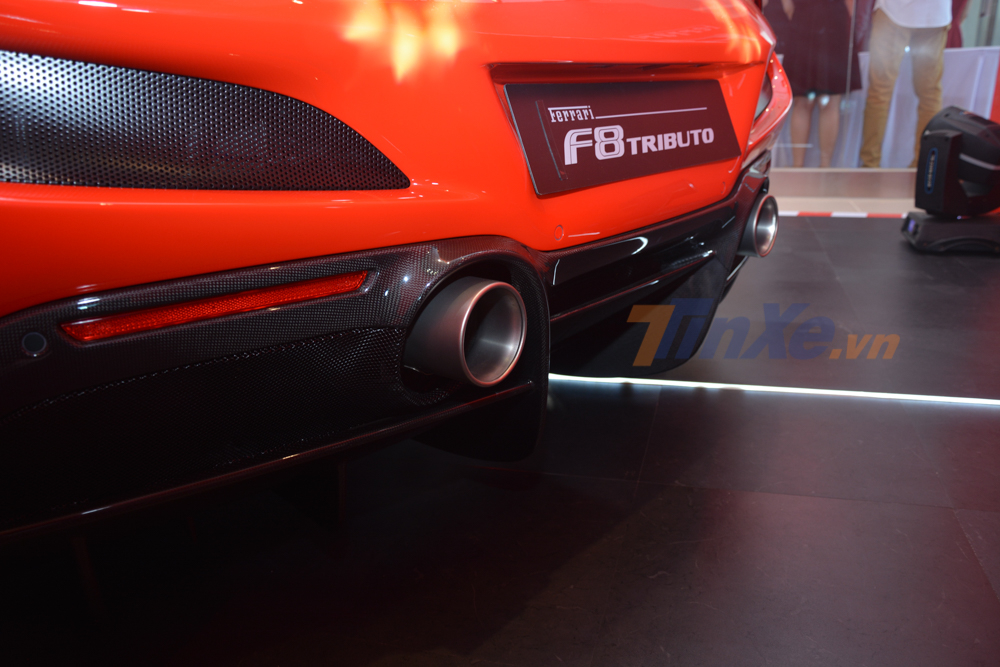 Chưa hết, phần đuôi xe của siêu xe Ferrari F8 Tributo còn có khuếch tán thể thao, ống xả dạng tròn đối xứng và lưới tản nhiệt cá tính