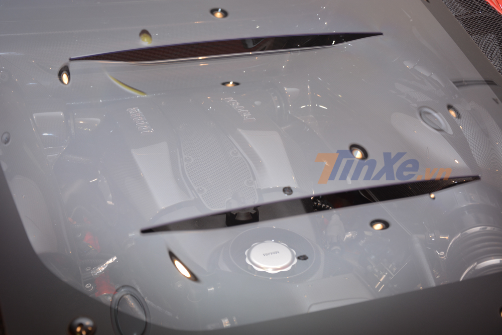 Nắp khoang động cơ của siêu xe Ferrari F8 Tributo được làm từ kính Lexan và có các cửa gió để giúp xe tản nhiệt tốt hơn