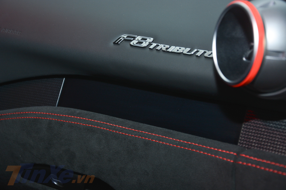 Thay đổi mạnh dạn nhất của siêu xe Ferrari F8 Tributo so với đàn anh chính là trước mặt ghế phụ có thêm màn hình cảm ứng 7 inch