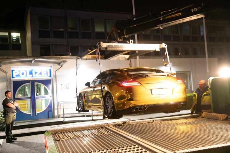 Chiếc Porsche Panamera dán mạ crôm vàng từng bị cảnh sát Đức tịch thu